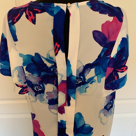 💙💕 Bold & Beautiful Blouse from Banana 💙💕 - Picture 5 of 14